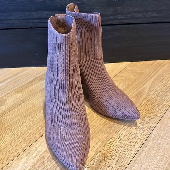 Steven New York mauve ankle bootie. Pointed toe, pull on, size 8.5. - Picture 1 of 7